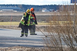 Härkätietä siivottiin lasinsiruista maanantaina kello 17 aikaan. Kuva: Simo Päivärinta.