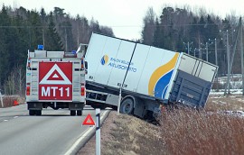 Kuorma-auto suistui Salontieltä ojaan tiistai-iltapäivänä. Kuva: Simo Päivärinta