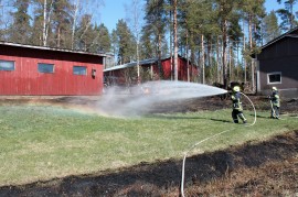 Maastopalo uhkasi rakennuksia Kyrössä keskiviikkona. Kuva: Päivi Perkiö