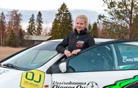 16-vuotias Emma Mäkinen suorittaa parhaillaan kilpailulisenssiä radalla kilpailemista varten. Ajo-osuus on vielä edessä, teoriaosuus on jo takana. Kuva: Marika Koliseva
