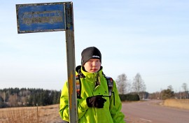 Veeti Nurminen hyppää bussiin kotinsa vierestä Härkätien varrelta.