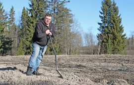 Auralainen Kimmo Rajala odottaa, että saisi iskeä lapion viljelypalstalleen.