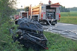 Kaksi autossa ollutta miestä loukkaantui onnettomuudessa. Kuva: Simo Päivärinta