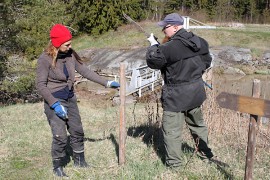 Elina Tuomarila ja Jani Virtanen viimeistelemässä jokipolun rakenteita.