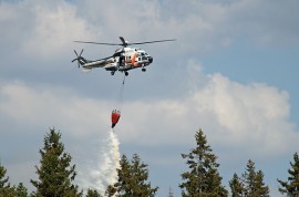 Sammutustöissä auttoi myös helikopteri. Kuva: Simo Päivärinta