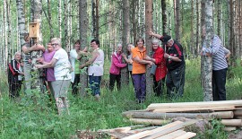 Kosken maaseutunaiset saivat niin naiset, miehet kuin lapsetkin mukaan puunhalaukseen. 