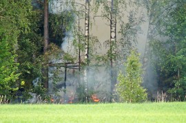 Savusaunan palo olisi kuivemmalla kelillä saattanut sytyttää myös maastopalon. Kuva: Simo Päivärinta.