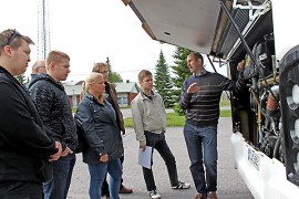 Länsilinjat palkkaa reitille 10 bussikuskia, joiden koulutus on käynnissä. Torstaina oli vuorossa uuden bussin teknisiin ominaisuuksiin tutustuminen VDL:n maajohtajan Henrik Mikkolan (oik.) johdolla.