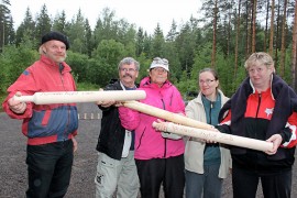 Tästä se lähtee! Uudelle kyykkäkentälle nimikkomailojen kanssa menossa Karinaisten kyläyhdistyksen puheenjohtaja Matti Tilkanen (vas.) ja hallituksesta Matti Knuutila, Marita Siikarla, Eila Viitala ja Paula Knuutila.