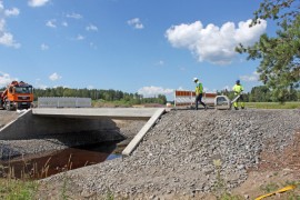 Keihäskoskelta purettiin vanha silta uuden tieltä. Liikenne siirtyy kiertotieltä uudelle sillalle ensi keskiviikkona.