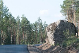 Tien vieressä oleva puolimatkan kivi on näkemäeste, mutta jää silti paikoilleen.  Se on liian suuri siirrettäväksi ja historiallisesti liian merkittävä  tuhottavaksi.