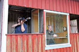 Ampumaradan ympäristölupa edellyttää, että Karinaisten Kytät eristää kivääriradan ampumakopin meluhaittojen vähentämiseksi. Sari Tenhami tähtää ja Kalle Lehtinen valvoo suoritusta.