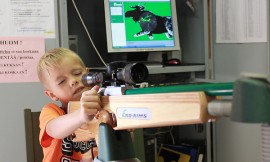  Juhani Vuorenoja, 7, ampui laserammunnassa hyvät tulokset. Jänis-, peura- ja hirvimetsällä mukana ollut Juhani haluaa itsekin isona metsästäjäksi. Kuva: Maija Paloposki