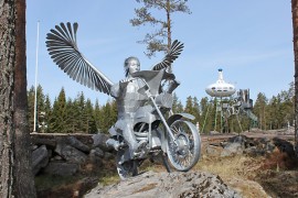 Sky Angel eli motoristien suojelusenkeli saa ylleen sinkkipinnan ja matkustaa sen jälkeen Tampereelle. Kuva: Asko Virtanen