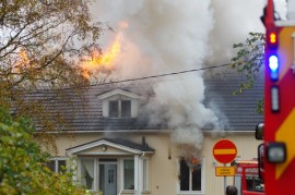 Palokuntien saapuessa paikalle tuli oli levinnyt jo laajalle. Kuva: Simo Päivärinta