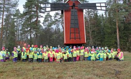 Näin näkyvän porukan kelpaa liikkua Kyrön päiväkodin lähistöllä. Päiväkotilapset saivat lahjoituksena sata heijastinliiviä.