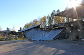 Kunta on kattanut kyllästämötoiminnassa käytetyt kemikaalisäiliöt, jotta sadevesi ei enää pääse niihin.