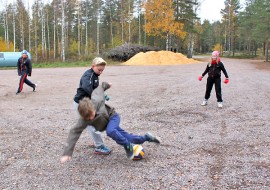 Otto Torkki ja Joonas Isotalo kävivät kovaa taistoa jalkapallossa. Takana peliä seurasivat Jarkko ja Susanna Tamminen.