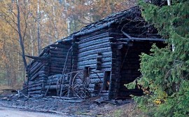 Hirsirakenteinen lato paloi Puhontiellä täysin. Kuva: Simo Päivärinta