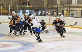 Mean Machine joutui koville sinivalkoisissa pelanneen Taru Hockeyn edustusjoukkueen käsittelyssä. Taru vei voiton lukemin 13–1. Kuva: Markku Pönni