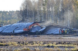 Palokunnat sammuttivat aumaa noin neljän tunnin ajan. Kuva: Simo Päivärinta