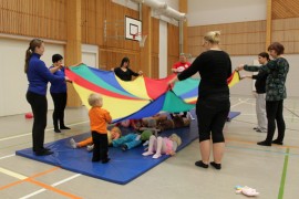 Taaperosirkuksen päätteeksi lapset rauhoitettiin torkuile sirkusvarjon alle.