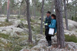 Urpo Numminen ja Marjatta Sihvonen Lyömästenkallioiden jylhissä maisemissa. Molemmat ovat sitä mieltä, että tuulivoiman rakentaminen alueelle tuhoaisi luontoarvot.