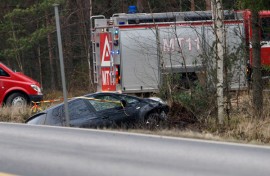 Henkilöauto suistui ajoradalta ojan puolelle Marttilassa Salontiellä. Kuva: Simo Päivärinta