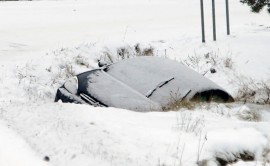 Henkilöauto luiskahti ojaan Koskella Härkätien ja Salontien risteyksessä. Kuva: Simo Päivärinta