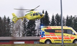 Mediheli ja ambulanssi kiirehtivät kolaripaikalle. Kuva: Simo Päivärinta.