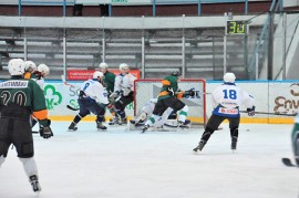 Taru Hockeyn maalivahti Joni Lahti onnistui lauantain pelissä mainiosti, ja hänet palkittiin ottelun parhaana pelaajana. Kuva: Markku Pönni