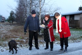 Voitto Skog, Tuula Levo ja Marjatta Laine katsovat kaavakartasta Puistotien paikkaa. Tie tulisi taustalla näkyvälle maalle.