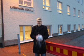 Rehtori Mika Virtasen ei ole sentään tarvinnut ryhtyä lumisotaan kenenkään vanhemman kanssa. Virkamiehen ja kuntalaisen mahdolliset näkemyserot ratkotaan puhumalla. Kuva: Jorma Kaarto