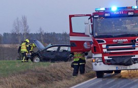 Liukkaus suisti auton Härkätieltä pellolle. Kuva: Simo Päivärinta