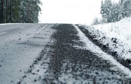 Koivukyläntien runsas sepelikuorrutus saattoi aiheuttaa rengasrikkoja.