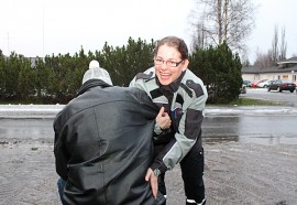 Työssään Maarit Vesterinen auttaa kaatuneita jo rutiinilla. Onneksi  suurin osa niistä kuitenkin tapahtuu lämpimissä tiloissa. (Kuvan tilanne on lavastettu.)