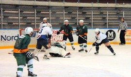 Taru Hockey rökitti Loimijoen Liekit vierasottelussa Forssassa lukemin 0–7 ja siirtyi samalla sarjakärkeen. Kuva: Markku Pönni 