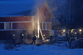 Palokunnat saivat palon rajoitettua konehallin seinään. Kuva: Simo Päivärinta.