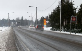 Uusi Karhunojantien liittymä tulisi likimain vastapäätä kuvassa näkyvää nopeusrajoitusmerkkiä. 