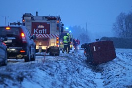 Pakettiauto päätyi huonossa kelissä ojaan Sorvastontiellä. Kuva: Simo Päivärinta.