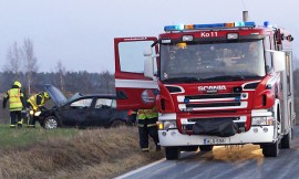 Liikenneonnettomuudet muodostavat yhä suuremman osan palokuntien lähdöistä. Kosken VPK:ta tarvittiin, kun henkilöauto suistui joulukuun 4. päivä ojaan Härkätiellä Koskella. Kuva: Simo Päivärinta 