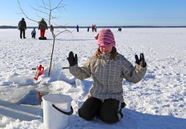 Se hauki näytti ensin näin suurelta, mutta ei se ihan ollut, Katariina Säteri kuvaa verkosta noussutta kalaa. Kuva: Özkan Inhanli