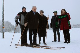 Karit Sävelkoski ja Laine testaavat tandemsuksia Marjatta Sävelkosken, Jaakko Hirvensalon ja Merja Männikön kannustaessa.