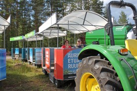 Sää suosi Okraa viime kesänä. Okran tiedottaja Minna Kylälehtonen ja näyttelypäällikkö Jukka Isotalo näyttivät, miten väsyneitä jalkoja voi lepuuttaa maatalousnäyttelyn messujunassa. Kuva: Heidi Pelander