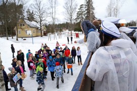 Karamellit kelpasivat Kyrön koululaisille. Kuva: Özkan Inhanli