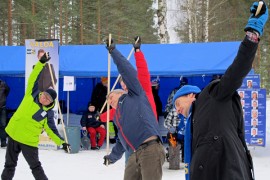 Keskustan Pekka Myllymäki (keskellä) laittoi ehdokkaat kemppijumppaamaan. Paimion sivutaivutus -liikettä tekemässä Mauri Ikonen (kesk.), Pentti Kallio (vas.) ja Ilpo Haalisto (ps.).  Kuva: Kiti Salonen