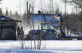 Palopaikalla jouduttiin tekemään jälkisammutustöitä uudestaan keskiviikkoaamuna. Kuva: Simo Päivärinta