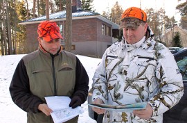 Ville Kalluinen ja Marko Setälä tutkivat lupa-alueen karttaa. Mynämäen, Nousiaisten, Pöytyän ja Oripään alueella elää kaksi susilaumaa, joista saa kannanhoidollisella poikkeusluvalla kaataa kolme sutta. 