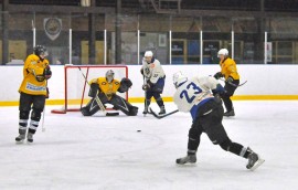 Hirvilauma heräsi toisessa erässä taistoon, ja vei ottelun lopulta lukemin 5–8. Kuva: Markku Pönni.