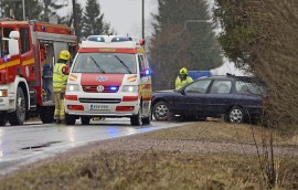 Törmäyksen jälkeen auto kimposi takaisin tielle. Kuva: Simo Päivärinta